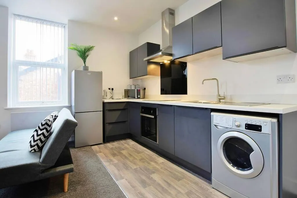Free Parking - Charming 2-Br Flat Near Salford Royal-1