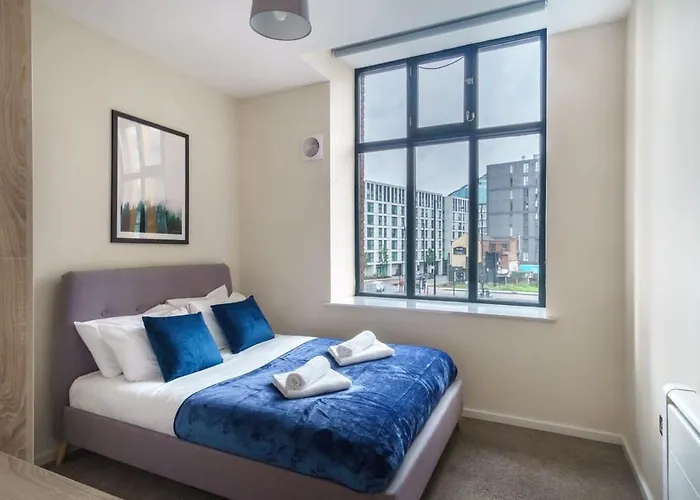 Bright 2 Bedroom In Central
