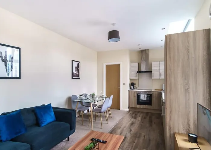 Bright 2 Bedroom In Central